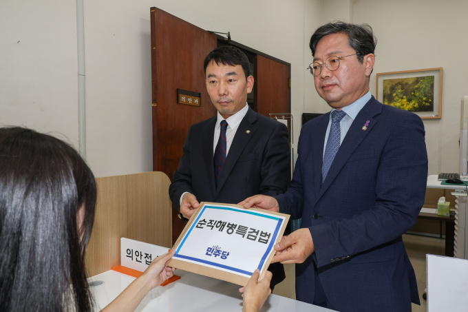 더불어민주당이 8일 채상병 특검법을 당론 발의해 국회에 제출했다. 사진은 김용민 민주당 원내정책수석부대표(왼쪽)와 김승원 민주당 법제사법위원회 간사가 8일 서울 여의도 국회 의안과를 찾아 채상병 특검법을 제출하는 모습. /사진=뉴시스(공동취재) 