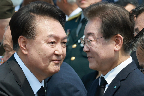 사진은 지난 6월6일 서울 동작구 국립서울현충원에서 열린 제 69회 현충일 추념식에 참석한 윤석열 대통령과 이재명 더불어민주당 당 대표 후보. /사진=뉴시스(대통령실통신사진기자단 제공)