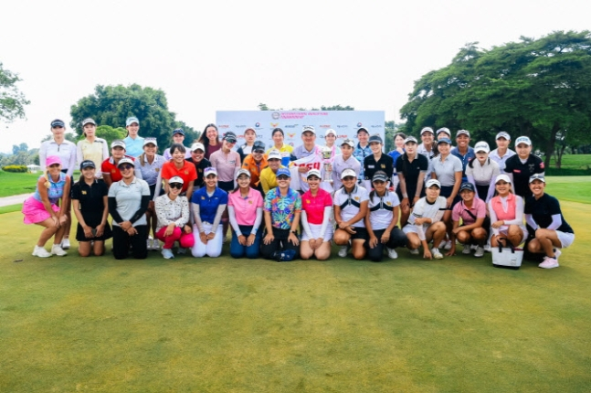 지난해 KLPGA IQT에 출전한 선수들이 기념 촬영하고 있다. /사진= KLPGA