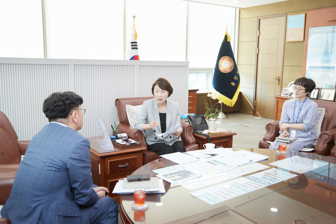 유진선 용인특례시의회 의장(가운데)이 7일 오후 4시 시청 예산팀장, 공무직운영팀장에 현장 실무원에 대한 처우개선 및 대책 마련을 지시하고 있다. / 사진제공=용인시의회