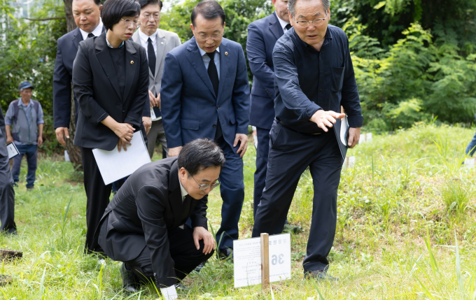 8일 오전 선감학원 공동묘역에서 열린 선감학원 희생자 유해발굴 개토 행사에서 김동연 경기도지사가 개토 행사를 마치고 선감학원 희생자 분묘를 살펴보고 있다.  사진제공=경기도