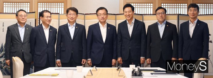  전문가들은 이번 부동산 대책이 단기적인 공급 로드맵을 제시할 수 있으나 당장의 집값 상승세를 잠재우기는 무리가 있어 보인다고 내다봤다. 사진은 8일 오후 3시 열린 부동산관계장관회의 참석한 최상목 경제부총리(주재), 박상우 국토교통부 장관, 오세훈 서울시장, 김병환 금융위원장, 이복현 금감원장 등의 모습. /사진=임한별 기자