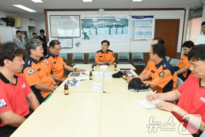 [사진] 소방청장, 물놀이 안전사고 예방을 위한 119시민수상구조대 안전점검