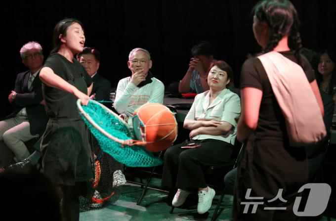 [사진] 해녀 소재 공연 관람하는 유인촌 장관