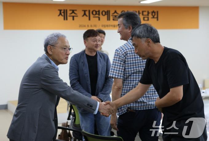 [사진] 지역예술인과 간담회 하는 유인촌 장관
