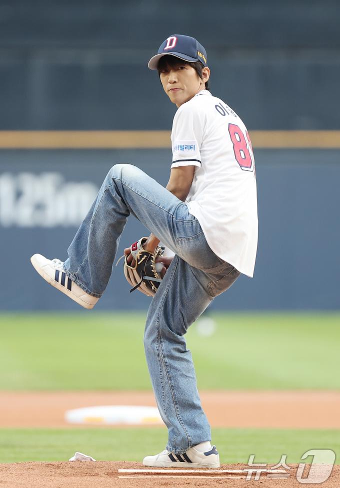[사진] 시구하는 이승윤