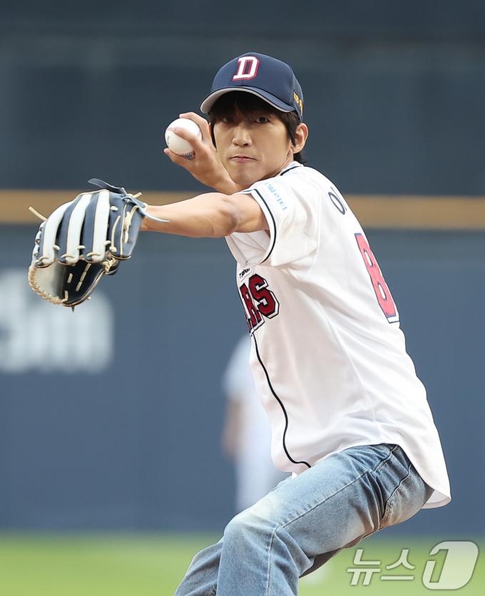 [사진] 시구하는 가수 이승윤
