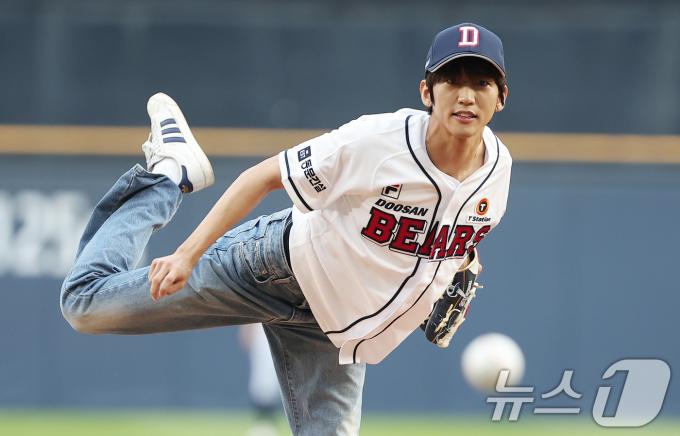 [사진] 이승윤, 스트라이크를 향해