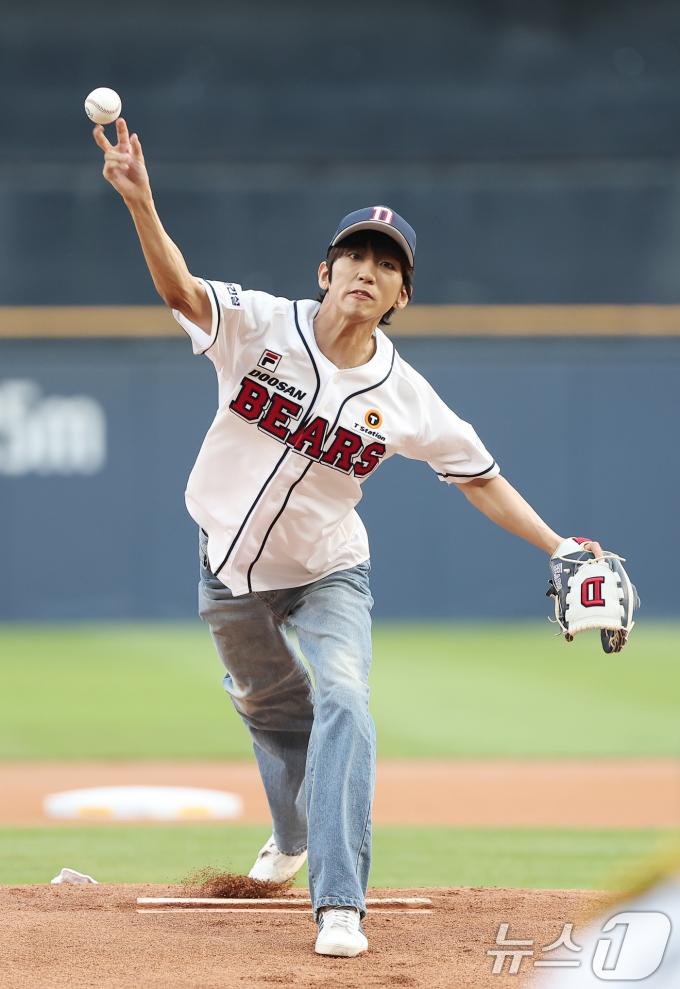 [사진] 이승윤, 힘찬 시구