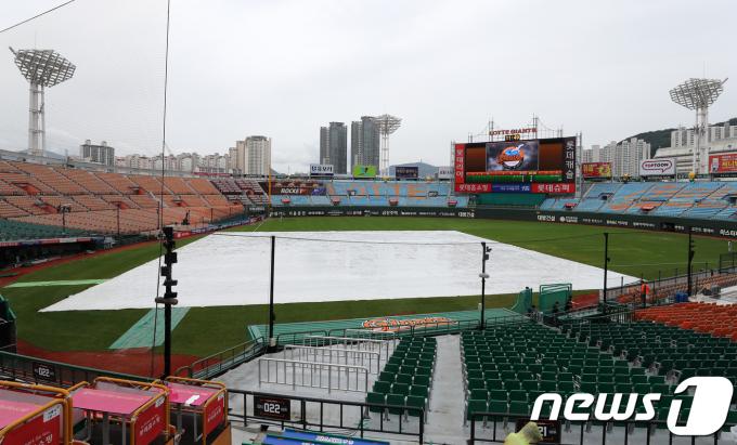 우천 순연된 사직구장. /뉴스1 DB ⓒ News1 이승배 기자