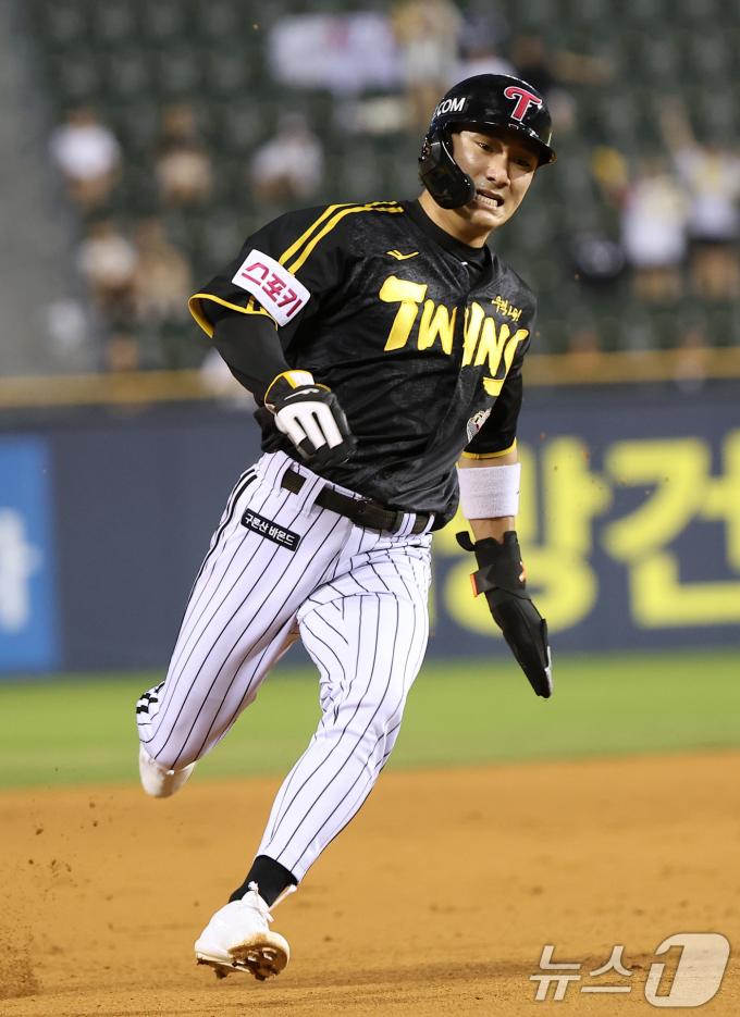 [사진] 홈으로 쇄도하는 신민재