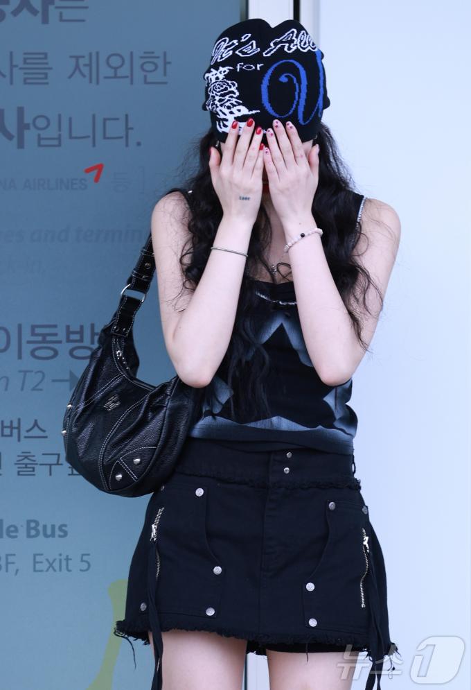 [사진] 수진, 팬 환호에 수줍어요