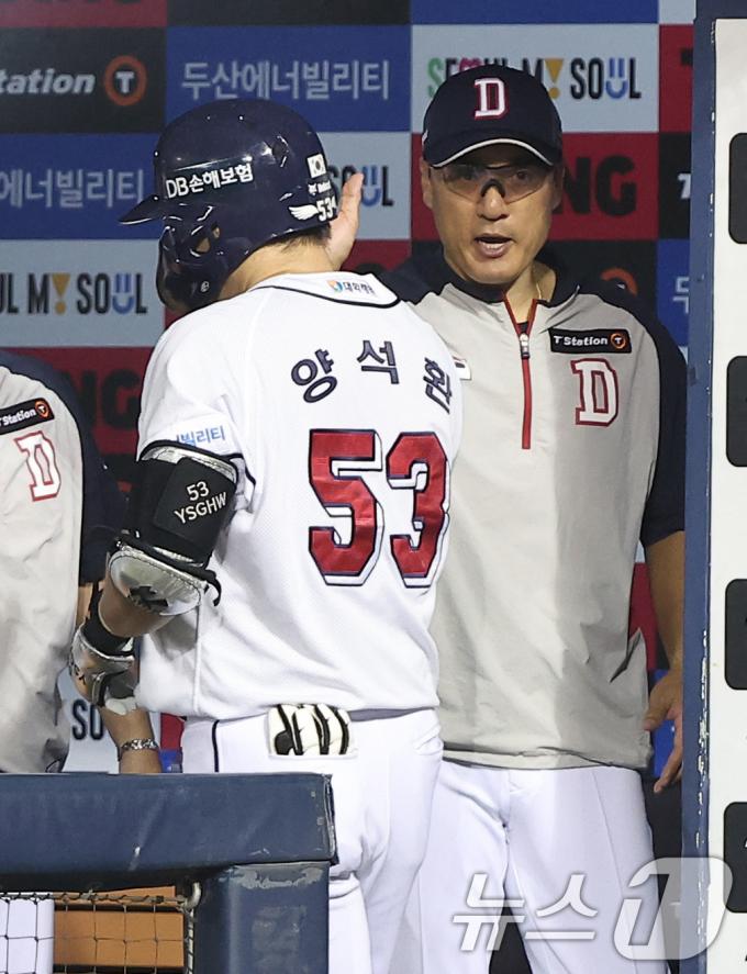 [사진] 솔로포 양석환 반기는 이승엽 감독