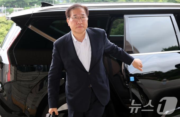 박성재 법무부 장관이 8일 오전 경기도 과천시 정부과천청사 법무부로 출근하고 있다. 이날 법무부는 8.15 광복절 특별사면 대상자를 심의하는 사면심사위원회를 8일 개최한다. 윤석열 정부의 다섯 번째 특별사면을 위한 절차다. 2024.8.8/뉴스1 ⓒ News1 김명섭 기자