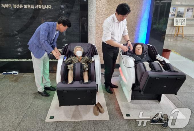 [사진] 국가유공자에게 안마의자 사용법 전달하는 최병완 국장