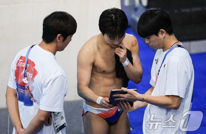 [사진] 기록 살펴보는 우하람
