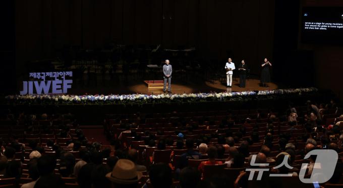 [사진] 유인촌 장관, 제주국제관악제 개막 연주회 참석