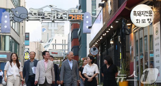 [사진] 흑돼지 거리 방문한 유인촌 장관