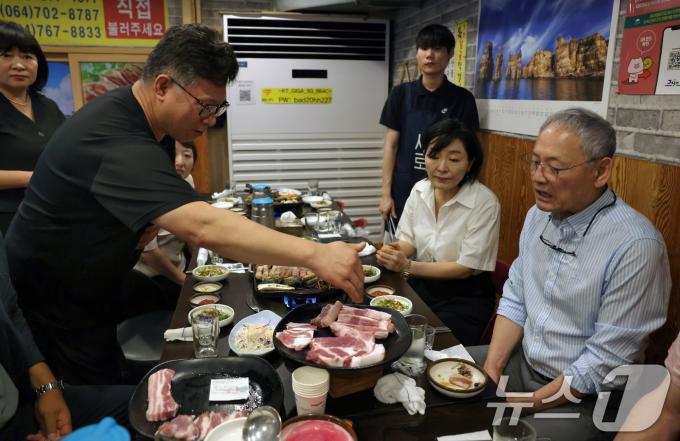 [사진] 흑돼지 식당 방문한 유인촌 장관