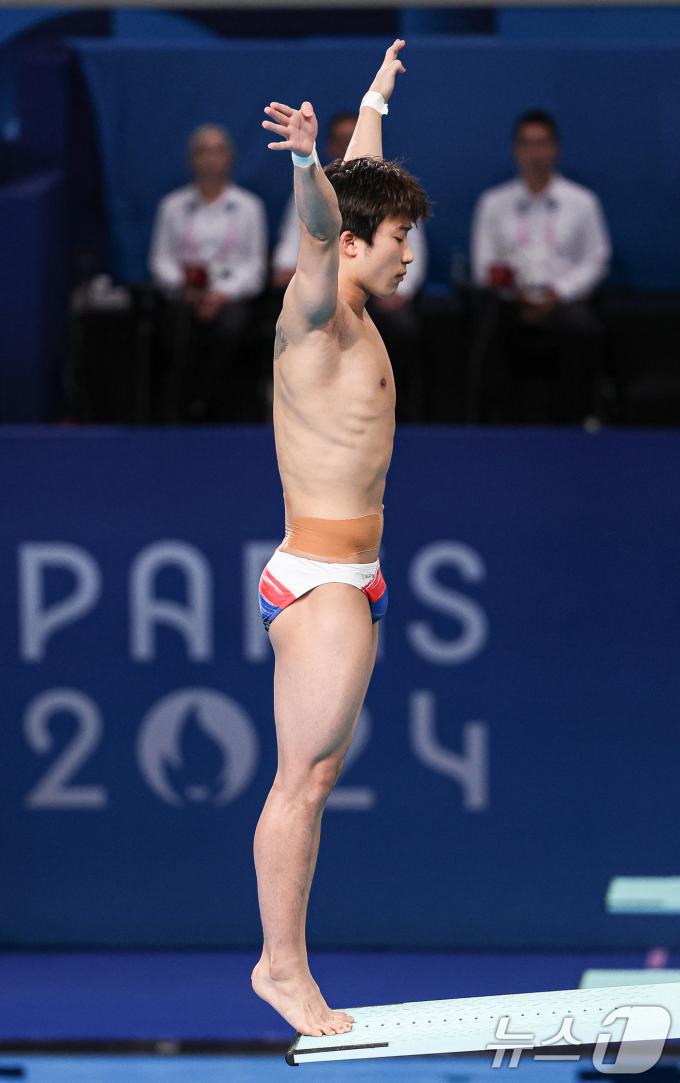 대한민국 다이빙 국가대표팀 우하람 선수가 8일 오후(한국시간) 프랑스 파리 아쿠아틱 센터에서 진행된 2024 파리올림픽 다이빙 남자 3m 스프링보드 결승 경기를 펼치고 있다. 2024.8.8/뉴스1 ⓒ News1 박정호 기자