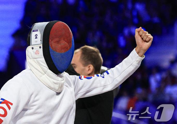대한민국 근대5종 국가대표팀 전웅태 선수가 8일 오후(한국시간) 프랑스 파리 노스 파리 아레나에서 진행된 2024 파리올림픽 근대5종 펜싱 랭킹 라운드 헝가리와의 경기에서 득점한 후 기뻐하고 있다. 2024.8.8/뉴스1 ⓒ News1 박정호 기자