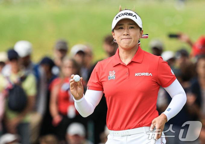 대한민국 골프 대표팀 양희영이 7일 오후(한국시간) 프랑스 기앙쿠르에 위치한 르 골프 내셔널에서 열린 2024 파리올림픽 여자 골프 1라운드 3번홀에서 홀아웃 하고 있다. 2024.8.7/뉴스1 ⓒ News1 박정호 기자