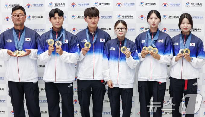 2024 파리올림픽 양궁 개인·단체 및 혼성 단체전에서 금메달을 수확한 대한민국 양궁대표팀 김우진, 이우석, 김제덕, 전훈영, 임시현, 남수현.(왼쪽부터) 2024.8.6/뉴스1 ⓒ News1 민경석 기자