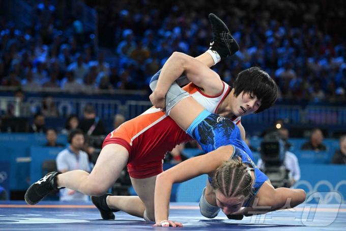 북한 여자 레슬리의 최효경(왼쪽) ⓒ AFP=뉴스1