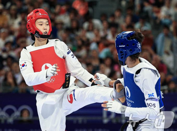 대한민국 태권도 국가대표팀 김유진 선수가 8일 오후(한국시간) 프랑스 파리 그랑 팔레에서 진행된 2024 파리올림픽 태권도 여자 57kg급 16강 경기에서 튀르키예의 하티제 퀴브라 일귄 선수와 자웅을 겨루고 있다. 2024.8.8/뉴스1 ⓒ News1 박정호 기자