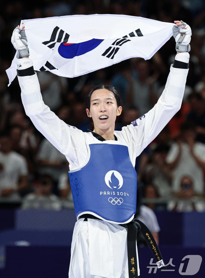 [사진] 김유진 '태극기 손에 들고'