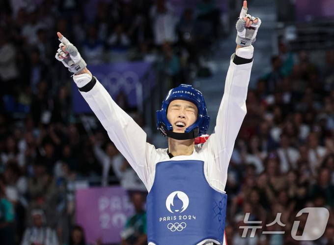 대한민국 태권도 국가대표팀 김유진 선수가 9일(한국시간) 프랑스 파리 그랑 팔레에서 진행된 2024 파리올림픽 태권도 여자 57kg급 결승 경기 이란의 나히드 키야니찬데 선수와의 경기에서 금메달을 확정지은 후 기뻐하고 있다. 2024.8.9/뉴스1 ⓒ News1 이동해 기자
