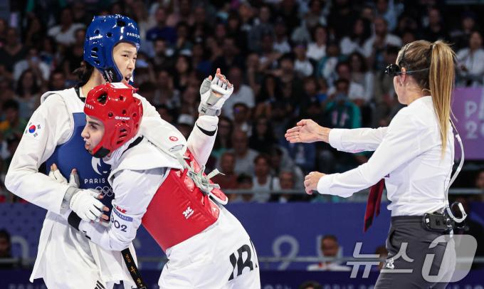 대한민국 태권도 국가대표팀 김유진 선수가 9일(한국시간) 프랑스 파리 그랑 팔레에서 진행된 2024 파리올림픽 태권도 여자 57kg급 결승 경기에서 이란의 나히드 키야니찬데 선수와 자웅을 겨루고 있다. 2024.8.9/뉴스1 ⓒ News1 이동해 기자