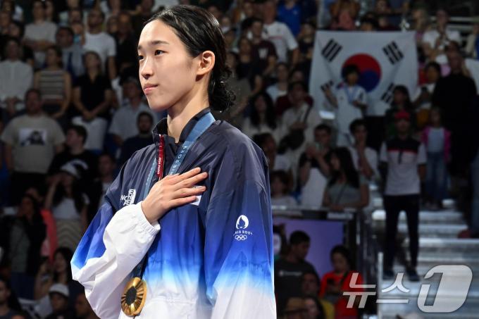 [사진] 국민의례 하는 '태권도 여제' 김유진