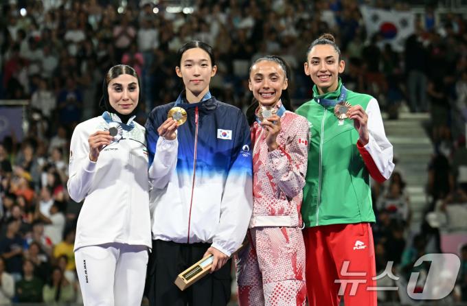 [사진] '태권도 여제' 김유진, 메달리스트들과 함께