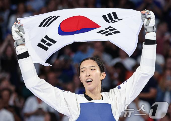 대한민국 태권도 국가대표팀 김유진 선수가 9일(한국시간) 프랑스 파리 그랑 팔레에서 진행된 2024 파리올림픽 태권도 여자 57kg급 결승 경기 이란의 나히드 키야니찬데 선수와의 경기에서 금메달을 확정지은 후 기뻐하고 있다. 2024.8.9/뉴스1 ⓒ News1 이동해 기자
