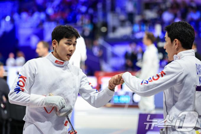 대한민국 근대5종 국가대표팀 전웅태, 서창완 선수가 8일 오후(한국시간) 프랑스 파리 노스 파리 아레나에서 진행된 2024 파리올림픽 근대5종 펜싱 랭킹 라운드 영국과의 경기를 마친 후 서로 격려하고 있다. 2024.8.8/뉴스1 ⓒ News1 박정호 기자
