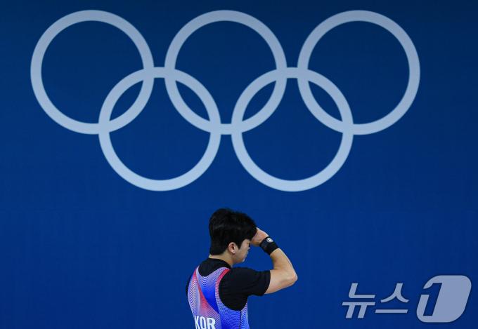 대한민국 역도 국가대표팀 박주효 선수가 9일 오전(한국시간) 프랑스 파리 사우스 파리 아레나 6에서 진행된 2024 파리올림픽 역도 남자 73kg급 경기에서 용상 1차시기 186kg에 실패하고 있다. 2024.8.9/뉴스1 ⓒ News1 박정호 기자