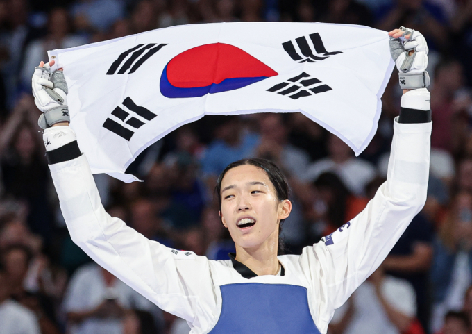 올림픽에 첫 출전한 김유진(24‧울산시체육회)이 2024 파리올림픽 태권도 여자 57㎏급 금메달을 획득했다. 사진은 우승 이후 환호하는 김유진의 모습. /사진=뉴스1
