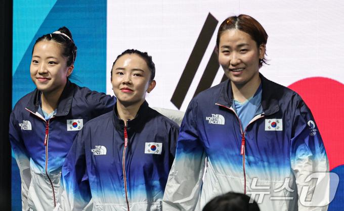 대한민국 탁구 대표팀 전지희, 신유빈, 이은혜가 8일(한국시간) 프랑스 파리 사우스 파리 아레나 4에서 열린 '2024 파리올림픽' 탁구 여자 단체 준결승 중국과의 경기 입장하고 있다. 2024.8.8/뉴스1 ⓒ News1 이동해 기자
