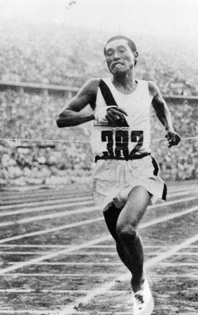 손기정 선수 우승 장면. (출처: Japanese/German press at the 1936 Summer Olympics in Berlin, 흑백사진(1936), Wikimedia Commons, Public Domain Dedication)