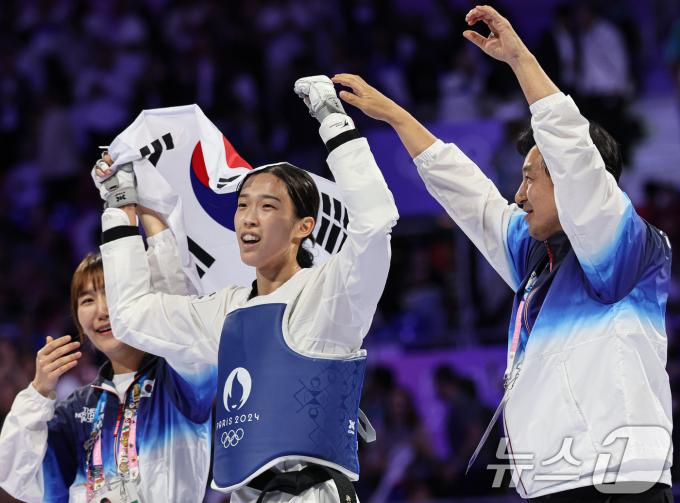 대한민국 태권도 국가대표팀 김유진 선수가 9일(한국시간) 프랑스 파리 그랑 팔레에서 진행된 2024 파리올림픽 태권도 여자 57kg급 결승 경기 이란의 나히드 키야니찬데 선수와의 경기에서 금메달을 확정지은 후 기뻐하고 있다. 2024.8.9/뉴스1 ⓒ News1 이동해 기자