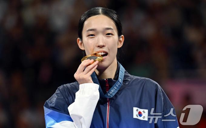 대한민국 태권도 국가대표팀 김유진이 9일(한국시간) 프랑스 파리 그랑 팔레에서 열린 2024 파리올림픽 여자 57kg급 시상식에서 금메달을 깨물어보이고 있다. (공동취재) 2024.8.9/뉴스1 ⓒ News1 이동해 기자
