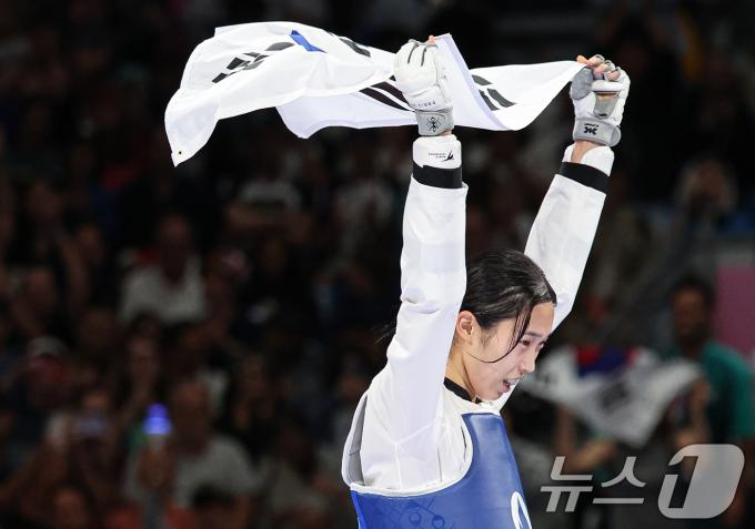 대한민국 태권도 국가대표팀 김유진 선수가 9일(한국시간) 프랑스 파리 그랑 팔레에서 진행된 2024 파리올림픽 태권도 여자 57kg급 결승 경기 이란의 나히드 키야니찬데 선수와의 경기에서 금메달을 확정지은 후 기뻐하