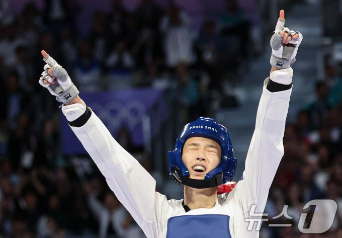 대한민국 태권도 국가대표팀 김유진 선수가 9일(한국시간) 프랑스 파리 그랑 팔레에서 진행된 2024 파리올림픽 태권도 여자 57kg급 결승 경기 이란의 나히드 키야니찬데 선수와의 경기에서 금메달을 확정지은 후 기뻐하고 있다. 2024.8.9/뉴스1 ⓒ News1 이동해 기자