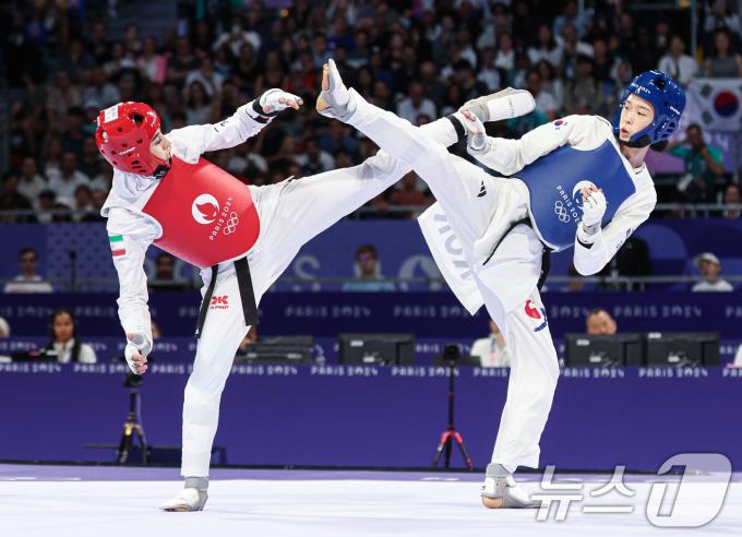 대한민국 태권도 국가대표팀 김유진 선수가 9일(한국시간) 프랑스 파리 그랑 팔레에서 진행된 2024 파리올림픽 태권도 여자 57kg급 결승 경기에서 이란의 나히드 키야니찬데 선수와 자웅을 겨루고 있다. 2024.8.9/뉴스1 ⓒ News1 이동해 기자
