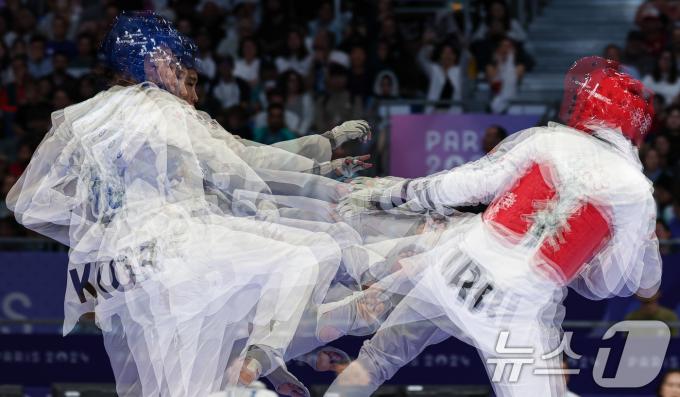 대한민국 태권도 국가대표팀 김유진 선수가 9일(한국시간) 프랑스 파리 그랑 팔레에서 진행된 2024 파리올림픽 태권도 여자 57kg급 결승 경기에서 이란의 나히드 키야니찬데 선수와 자웅을 겨루고 있다. (다중노출) 2024.8.9/뉴스1 ⓒ News1 이동해 기자