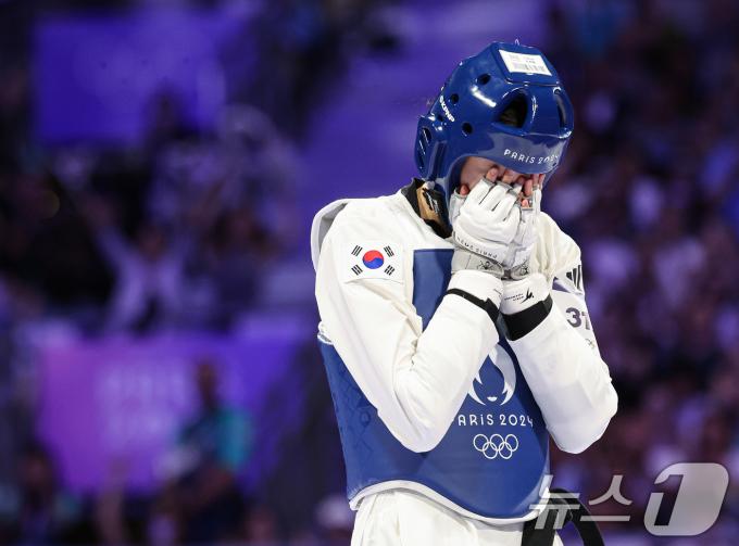대한민국 태권도 국가대표팀 김유진 선수가 9일(한국시간) 프랑스 파리 그랑 팔레에서 진행된 2024 파리올림픽 태권도 여자 57kg급 결승 경기 이란의 나히드 키야니찬데 선수와의 경기에서 금메달을 확정지은 후 기뻐하고 있다. 2024.8.9/뉴스1 ⓒ News1 이동해 기자
