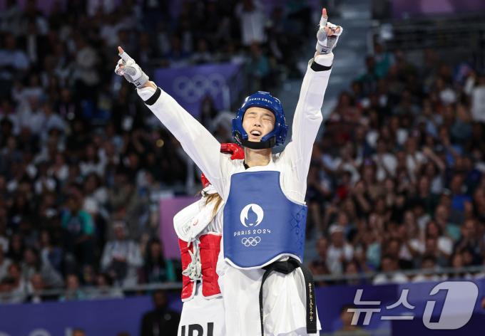 대한민국 태권도 국가대표팀 김유진 선수가 9일(한국시간) 프랑스 파리 그랑 팔레에서 진행된 2024 파리올림픽 태권도 여자 57kg급 결승 경기 이란의 나히드 키야니찬데 선수와의 경기에서 금메달을 확정지은 후 기뻐하고 있다. 2024.8.9/뉴스1 ⓒ News1 이동해 기자