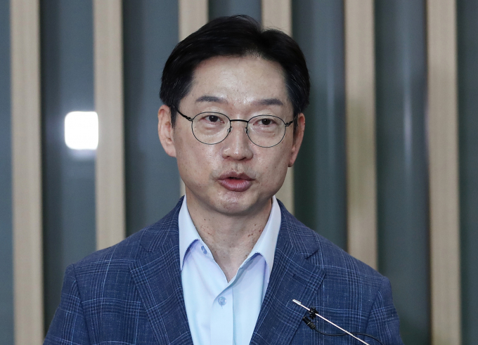 법무부 사면심사위가 올해 광복절 특별사면·복권 대상자 명단에 김경수 전 경남지사와 조윤선 전 청와대 정무수석의 이름을 올렸다. 사진은 지난 6월14일 런던으로 출국하며 입장 밝히는 김 전 지사의 모습. /사진=뉴스1
