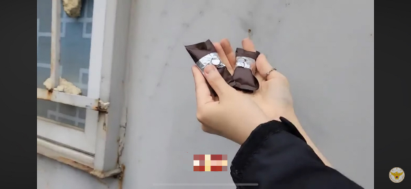 경찰이 대마를 재배판매유통한 일당 71명을 검거했다. 사진은 지난7일 올라온 대한민국경찰청 유튜브 영상 중 경찰이 '던지기' 수법으로 거래된 마약을 발견하는 모습. /사진=유튜브 대한민국경찰청 캡처